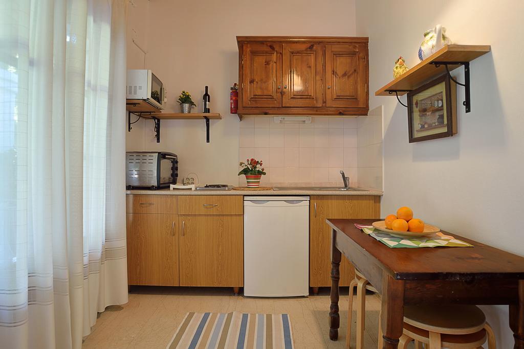 Captain'S Apts Barbati Exteriör bild